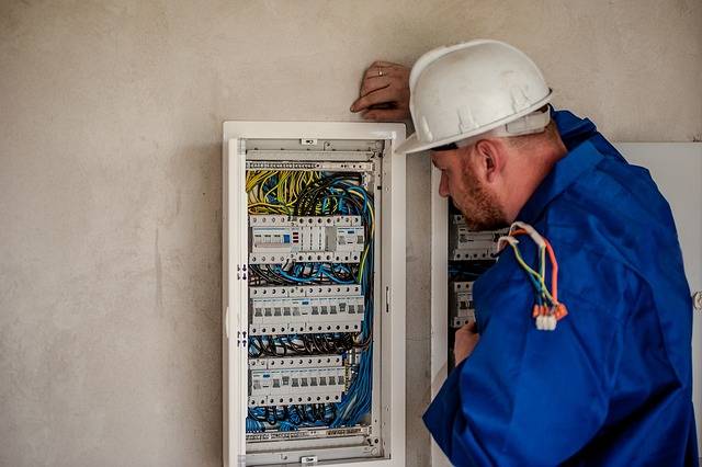 électricien professionnel au travail